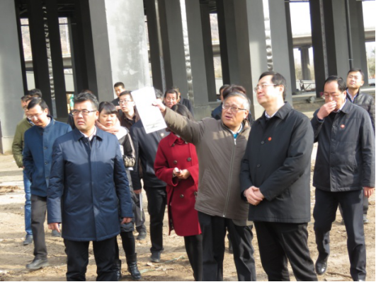 省委常委、西寧市委書(shū)記王曉在青海省物產(chǎn)集團(tuán)總公司黨委書(shū)記、總經(jīng)理王玉輝陪同下，深入青海物產(chǎn)朝陽(yáng)物流園區(qū)。